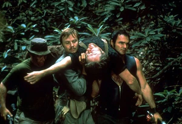 Aktorską klasę Voight potwierdził w thrillerze Johna Boormana "Wybawienie" (1972), opowiadającym o wycieczce kajakowej czterech przyjaciół. Celem ich podróży jest rwąca i niebezpieczna rzeka. Miła wycieczka wkrótce zamienia się w koszmar. Bohaterowie zostają bowiem napadnięci przez brutalnych i niebezpiecznych ludzi z gór...
