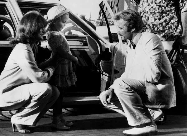 W filmie "Szukając wyjścia" (1982) ekranową córkę Jona Voighta zagrała... Angelina Jolie, dla której był to aktorski debiut. Obraz w reżyserii Hala Ashby'ego okazał się jednak wielką klapą i szybko zniknął z ekranów kin.
