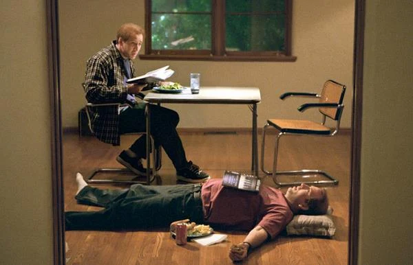 "Adaptacja" to niezwykle oryginalny film Spike Jonze'a ("Być jak John Malkovich") i brawurowy popis aktorskich umiejętności Cage'a, który wciela się w postać bliźniaków - zakompleksionego, introwertycznego scenarzysty Charliego i jego brata Donalda - przebojowego, pewnego siebie mężczyzny, który zdobywa wszystko bez większego wysiłku.
