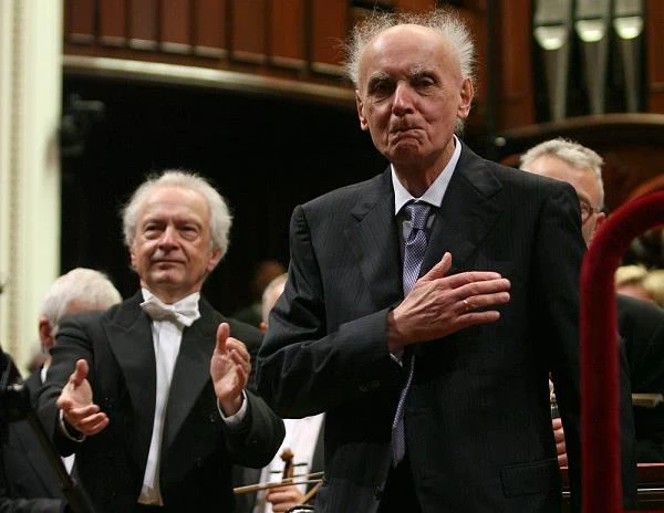 Kompozytor w Katowicach skończył szkołę średnią oraz uzyskał dyplom Państwowej Wyższej Szkoły Muzycznej. W 2006 r. został honorowym obywatelem miasta; ma też honorowe obywatelstwo Rzeszowa, gdzie mieszkał krótko po wojnie. W 1998 r. został doktorem honoris causa Uniwersytetu Opolskiego, a w 2012 r. - Śląskiego. 3 maja 2012 r. otrzymał najwyższe polskie odznaczenie - Order Orła Białego - fot. Maszewski