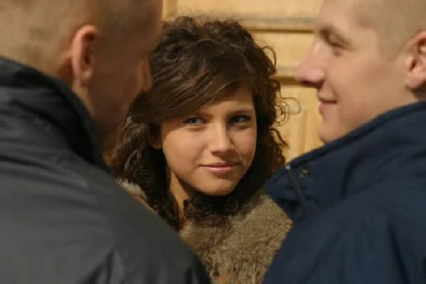 W 2001 roku Weronika Rosati zadebiutowała rolą "Niki" w popularnym serialu dla młodzieży "Klasa na obcasach". Krótko później zaliczyła gościnny występ w - wciąż ulubionej telenoweli Polaków - "M jak miłość". Wcieliła się w Anię, przyjaciółkę Kingi (Katarzyna Cichopek), byłą dziewczynę Pawła Zduńskiego (Rafał Mroczek). Na ekranie partnerowali jej zresztą obaj bliźniacy - słynni bracia "Mrok".