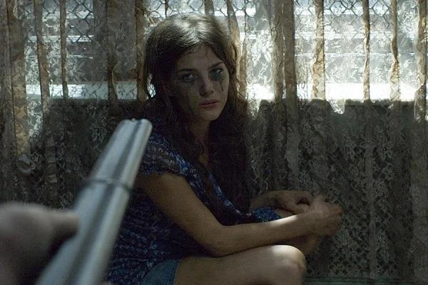 ... a w thrillerze "House" Robby'ego Hensona wcieliła się w żonę policjanta granego przez Pawła Deląga.