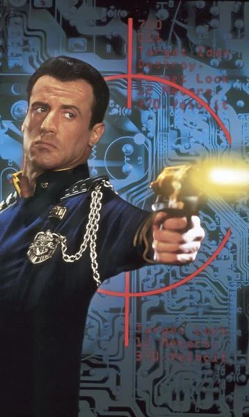 .... drugim - "Sędzia Dredd" Danny'ego Cannona. Statuetka Złotej Maliny powędrowała jednak w tym roku do Pauly'ego Shore'a za film "Sędzia kalosz" - fot.Capital Pictures