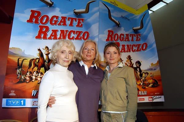 W 2004 roku aktorka przyjęła propozycję dubbingu w animowanej produkcji "Rogate ranczo". Razem z Bożeną Dykiel i Edyta Olszówką użyczyły głosów postaciom... krów. "Ta angielska dystynkcja wszystko usprawiedliwia, nawet zagranie krowy. W końcu sama próbuję na co dzień być damą" - tłumaczyła Anna Polony.


