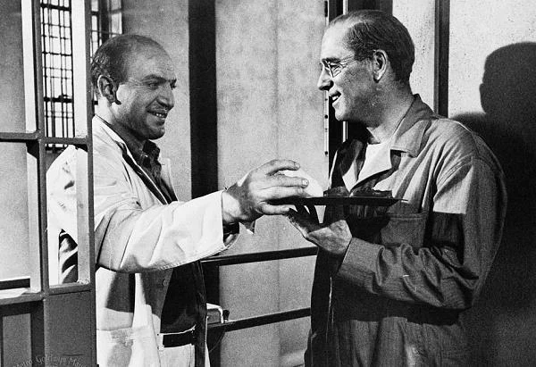 Telly Savalas zadebiutował na ekranie dopiero w wieku 37 lat. Trzy lata później otrzymał jedyną nominację do Oscara za drugoplanową rolę w filmie "Ptasznik z Alcatraz" (1962) w reżyserii Johna Frankenheimera (na zdjęciu z Burtem Lancasterem).