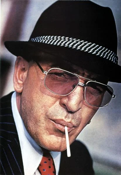 Telly Savalas pamiętany jest dziś głównie z tytułowej roli w emitowanej w latach 1973-1978  kryminalnej produkcji "Kojak". Głównym bohaterem serialu był pracujący w wydziale zabójstw policji w Nowym Jorku porucznik Theo Kojak, którego cechami charakterystycznymi były: całkowita łysina oraz...zamiłowanie do lizaków - fot. Everett Collection

 

