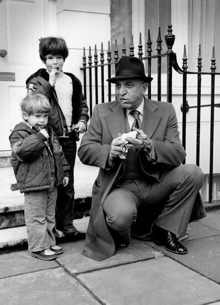 Savalas przyznał po latach, że powodem, dla którego nie rozstawał się z lizakiem na planie "Kojaka", była chęć rzucenia palenia. Kreacja policjanta z lizakiem przyniosła aktorowi dwa Złote Globy i statuetkę Emmy - fot. Hulton Archive