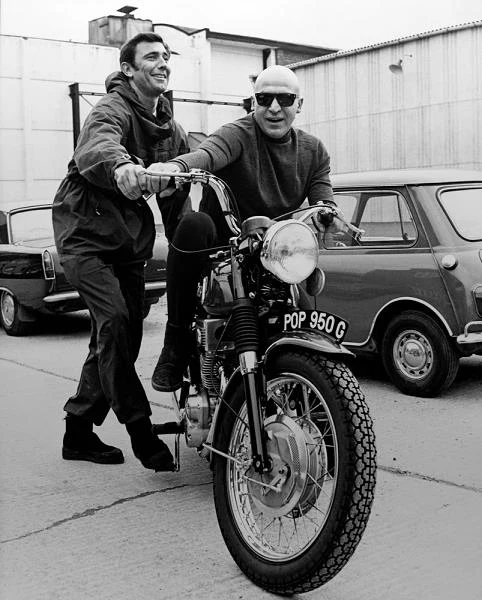 W filmie "W tajnej służbie Jej Królewskiej Mości" (1969) Savalas wcielił się w postać demonicznego doktora Blofelda, twórcy śmiertelnego wirusa, który powoduje bezpłodność wszystkich żywych organizmów. Chce on zakazić cały świat wykorzystując w tym celu nieświadome niczego pacjentki leczące alergię w jego alpejskim sanatorium. Jego rywalem jest agent 007 w osobie jednorazowego Bonda - George'a Lazenby'ego (na zdjęciu z Tellym Savalasem).