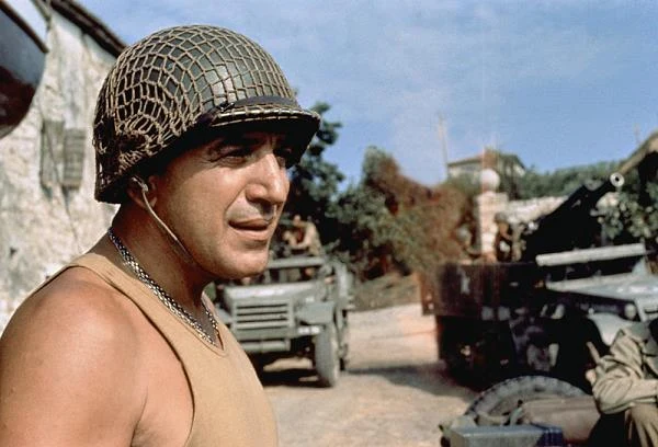 Kolejnym wojennym filmem w karierze Savalasa była kreacja Dużego Joe w komedii "Złoto dla zuchwałych" (1970, opowiadającej o grupie sfrustrowanych amerykańskich żołnierzy, którzy przypadkiem dowiadują się o istnieniu złota ukrytego w pewnym banku - kilkanaście kilometrów za linią frontu. Savalasowi partnerowali na ekranie Clint Eastwood i Donald Sutherland.