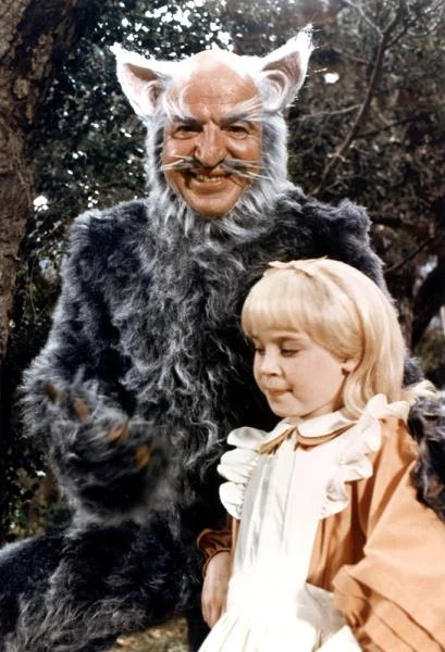 Jednym z przyjaciół Telly'ego Savalasa był producent i reżyser Irwin Allen, nazywany ojcem kina katastroficznego. Po zaangażowaniu Savalasa do filmu "Po tragedii Posejdona" (1979) udało mu się namówić aktora do występu w telewizyjnej wersji "Alicji w krainie czarów" (1985), gdzie Kojak przywdział kostium (i wąsy) kota z Cheshire.