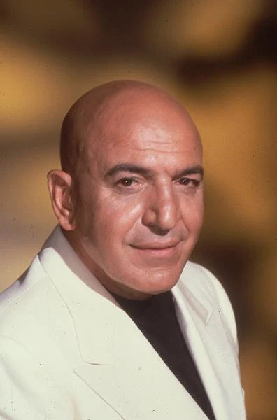 Telly Savalas zmarł 22 lutego 1994 roku, dzień po 72. urodzinach, wskutek komplikacji po raku prostaty. Ostatnie 20 lat życia mieszkał w hotelu Sheraton w Universal City w Kaliforni, będąc stałym bywalcem hotelowego baru, który po jego śmierci nazwano Telly's - fot. Hulton Archive