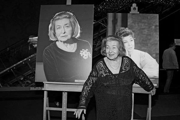 W 1934 roku ukończyła, prowadzony przez Aleksandra Zelwerowicza, Państwowy Instytut Sztuki Teatralnej w Warszawie