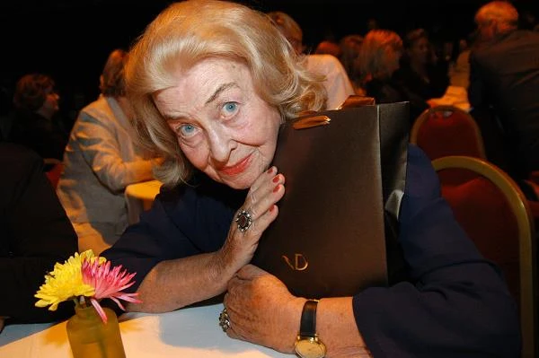 Przez rok pracowała w Teatrze na Pohulance w Wilnie, a resztę swojej kariery zawodowej związała z jedną sceną - Teatrem Polskim w Warszawie. Na jego deskach zagrała wiele głównych ról - królowych, arystokratek i heroin.