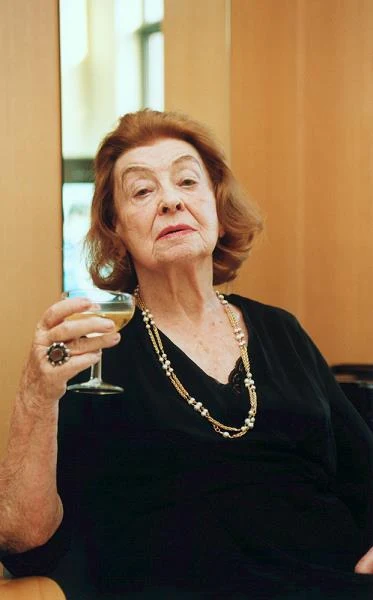 Przez 20 lat była żoną Józefa Cyrankiewicza, ale zawsze kochała jednego mężczyznę, swoją pierwszą młodzieńczą miłość - nauczyciela i mistrza - Aleksandra Węgierkę.