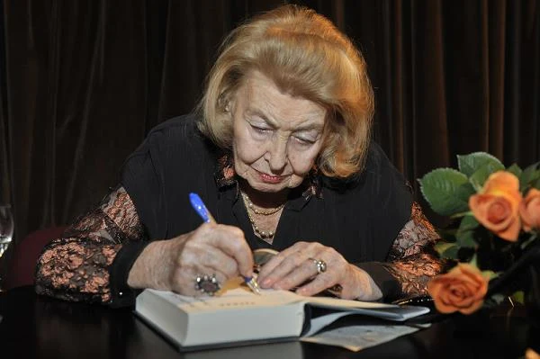 Historię tej wielkiej miłości i początki kariery opisała w powieści "My rozdwojeni".