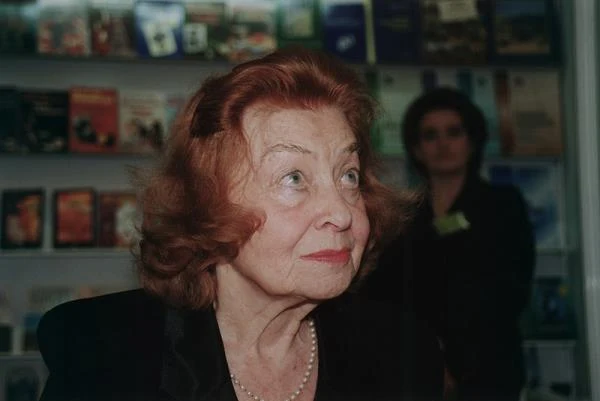 Przez całe życie pisała wiersze i interesowała się ezoteryką. Ostatnio wydała książkę biograficzną "Patrzę i wspominam", w której opisała całe swoje życie.