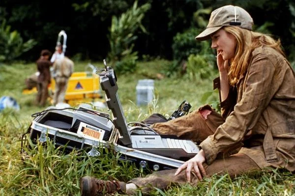 Obchodząca we wtorek, 5 lutego, 50 urodziny Laura Linney zadebiutowała na ekranie dopiero w 1992 roku. Zagrała wówczas małą rólkę w melodramacie "Olej Lorenza" George'a Millera, którego gwiazdami byli Susan Sarandon i Nick Nolte. Pierwszą ważną kreację stworzyła w o trzy lata późniejszym filmie przygodowym "Kongo" Franka Marshalla, gdzie wcieliła się w specjalistkę od wysoko zaawansowanych technologii, która udaje się do tytułowego kraju w celu odnalezienia zaginionej ekipy badawczej.