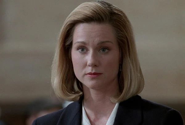 W "Lęku pierwotnym" (1996) Gregory'ego Hoblita nie zagrała co prawda głównej roli - na ekranie brylowali Richard Gere i Edward Norton - ale dała się zapamiętać za sprawą wyrazistej kreacji pięknej pani prokurator dążącej za wszelką cenę do skazania młodego chłopaka podejrzanego o zamordowanie miejscowego arcybiskupa.