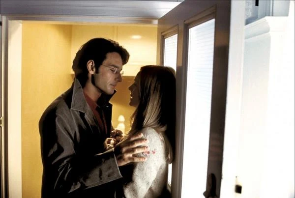 Natomiast za występ w produkcji Daniela Petrie "Szaleństwa Iris" (2002) otrzymała już nie tylko nominację, ale samą nagrodę - Emmy dla najlepszej aktorki w miniserialu lub filmie telewizyjnym. Dowodem na to, że jest coraz bardziej znana, było zaproszenie do udziału w gwiazdorsko obsadzonej komedii romantycznej Richarda Curtisa "To właśnie miłość" (2003), gdzie partnerował jej m.in. Rodrigo Santoro.