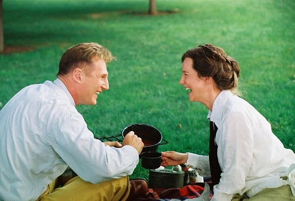 Swoją drugą nominację do Oscara (i Złotego Globu) otrzymała za drugoplanową rolę w głośnym "Kinseyu" (2004) Billa Condona, opowieści o tytułowym naukowcu (Liam Neeson), który w latach 40. badał seksualne upodobania Amerykanów. Co prawda musiała uznać wyższość Cate Blanchett ("Aviator"), ale drobnym osłodzeniem była kolejna nagroda Emmy - tym razem za najlepszy gościnny występ w serialu komediowym ("Frasier").