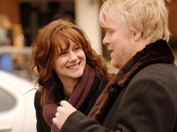 W znakomicie przyjętej przez widzów i krytyków "Rodzinie Savage" (2007) Tamary Jenkins, opowieści o skłóconych bracie i siostrze, którzy zmuszeni są pokonać dzielące ich od lat różnice, by wspólnie opiekować się starzejącym się ojcem, stworzyła wraz z tragicznie zmarłym kilka dni temu w wieku 46 lat Philipem Seymourem Hoffmanem znakomite kreacje. Za swoją Linney otrzymała trzecią w karierze nominację do Oscara.