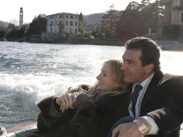 Niezbyt udana okazała się "Niewinna" Richarda Eyre'a, w której wystąpiła w 2008 roku - pełna namiętności oraz licznych intryg historia mężczyzny (Liam Neeson), który po śmierci żony (Linney) dowiaduje się, że wiodła ona podwójne życie, dlatego też postanawia odszukać drugiego mężczyznę, z którym żyła (Antonio Banderas) i wyrównać z nim rachunki.