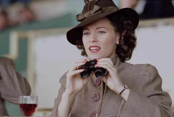 Nieco większą rolę powierzono aktorce w filmie "Niepokonany Seabiscuit". Za udział w opartej na faktach historii trenowania tytułowego konia wyścigowego była nawet nominowana do nagrody Amerykańskej Gildii Aktorów Filmowych (wraz z pozostałymi członkami ekipy, w skład której wchodzili: William H. Macy, Chris Cooper, Gary Stevens, Tobey Maguire i Jeff Bridges).