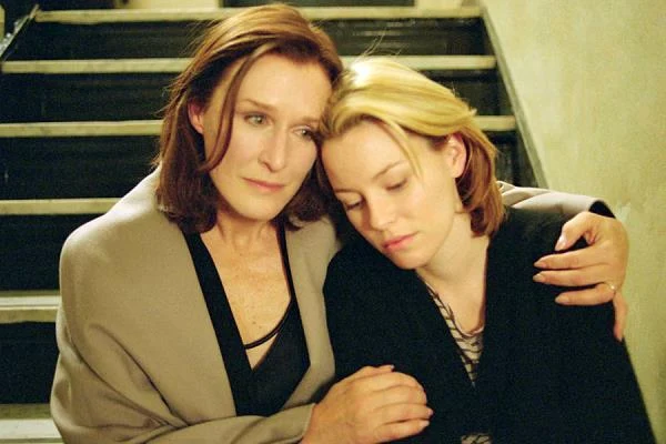 Mimo udziału w dużych projektach artystka wciąż często pojawiała się również w filmach niezależnych. Jednym z nich było "Co jest grane" z 2009 roku w reżyserii Chrisa Terrio. Banks wcielała się tu w panią fotograf pracującą w znanym wydawnictwie, która ma problemy w życiu osobistym. Inną znaną aktorką zaangażowaną w produkcję była Glenn Close.