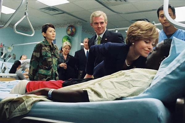 W biograficznym "W." (2008), filmie Olivera Stone'a opisującym życie George'a Busha, od burzliwej młodości, przez czasy walki z własnymi słabościami, aż do okresu prezydentury i konieczności podejmowania decyzji kluczowych dla losów Ameryki i świata, Banks zagrała żonę tytułowego bohatera (Josh Brolin), Laurę.