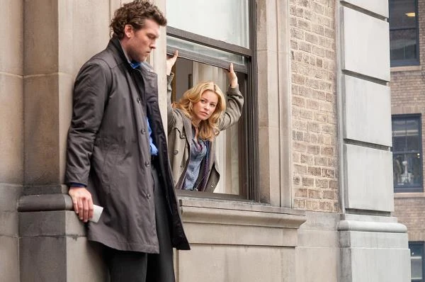 W "Człowieku na krawędzi" (2012) wcieliła się w policyjną negocjatorkę, jedyną osobą, z którą chce rozmawiać zdesperowany potencjalny "skoczek" (Sam Worthington).