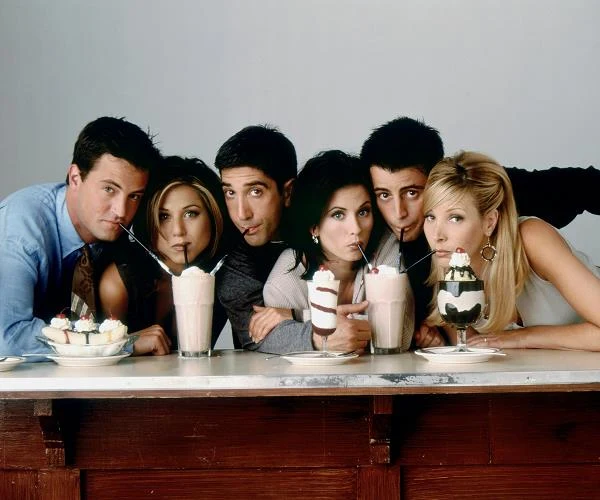 Jennifer Aniston urodziła się w aktorskiej rodzinie. Jej ojciec John występował w popularnych operach mydlanych, takich jak m.in. legendarne już "Dni naszego życia", a matka - Nancy Dow, równiez próbowała swoich sił przed kamerą. Ojcem chrzestnym małej Jen został najlepszy przyjaciel Johna Anistona - Telly Savalas, czyli słynny Kojak. Trudno się więc dziwić, że dorastając w takim otoczeniu, Jennifer niezbyt długo zastanawiała się nad tym, kim chce zostać w przyszłości. Pierwsze role dwudziestokilkuletnia Jennifer otrzymała w serialu "Molloy" i filmie telewizyjnym "Camp Cucamonga". W 1992 roku zagrała jedną z głównych ról w niskobudżetowym horrorze fantasy "Karzeł", jednak otrzymał on bardzo słabe recenzje i Aniston zaczęła się nawet zastanawiać nad zmianą zawodu. Postanowiła jednak jeszcze raz spróbować szczęścia i wziąć udzał w castingu do nowego sitcomu telewizji NBC zatytułowanego "Przyjaciele". Poszło jej dobrze, otrzymała rolę Moniki Geller, jednak producenci doszli do wniosku, że Courteney Cox bardziej pasuje do tej postaci i w efekcie Jennifer zagrała Rachel Green. Popularność "Przyjaciół" znacznie przerosła oczekiwania producentów - produkcja bardzo szybko zyskała kultowy status na całym świecie. W latach 1994 - 2004 NBC wyprodukowało dziesięć serii "Przyjaciół", w których główne role oprócz Aniston i Cox zagrali również: Lisa Kudrow, Matt LeBlanc, Matthew Perry oraz David Schwimmer. Za kreację Rachel Green Aniston była wielokrotnie nominowana do różnych nagród, zdobywając m.in. statuetki Emmy i Złotego Globa.