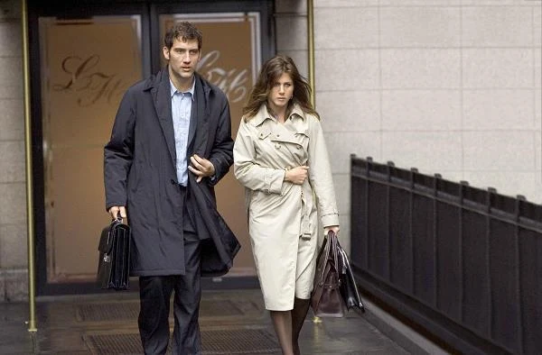 W 2005 roku Aniston próbowała, bez powodzenia, sprawdzić się w innym gatunku filmowym. W thrillerze "Wykolejony", historii mężczyzny, który by ukryć zdradę małżeńską, zostaje zmuszony do spełniania coraz większych żądań finansowych szantażującego go gangstera, wystąpiła wraz z Clivem Owenem.