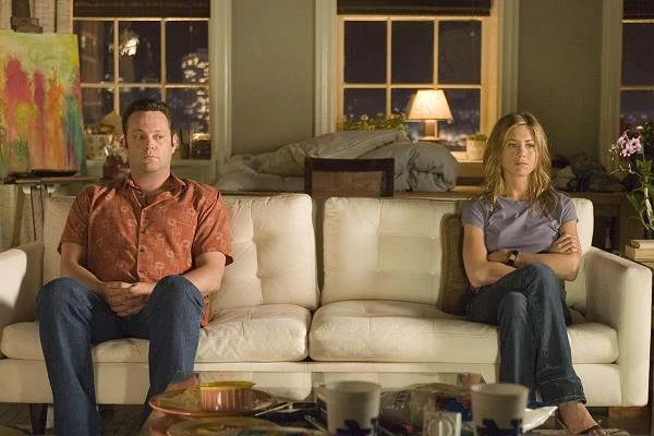... oraz "Sztuce zrywania" (2006), historii Brooke (Aniston) i Gary'ego (Vince Vaughn), którzy zamierzają się rozstać, jednak żadne z nich nie chce opuścić mieszkania, w którym żyją wspólnie od lat.