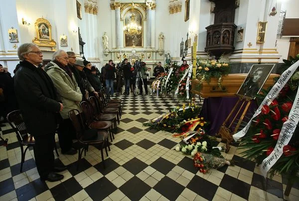 Rodzina, przyjaciele i koledzy-aktorzy pożegnali w Warszawie wybitną aktorkę Ninę Andrycz. Uroczystości pogrzebowe rozpoczęła w poniedziałek msza w kościele św. Karola Boromeusza na Powązkach.