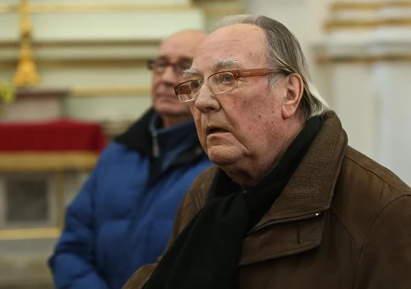 Ninę Andrycz - w imieniu środowiska teatralnego - żegnają m.in. prezes Związku Artystów Scen Polskich Olgierd Łukaszewicz, dyrektor Teatru Polskiego w Warszawie - w którym artystka stworzyła ponad 100 ról - Andrzej Seweryn oraz wieloletni partner sceniczny aktorki - Ignacy Gogolewski (na zdjęciu).