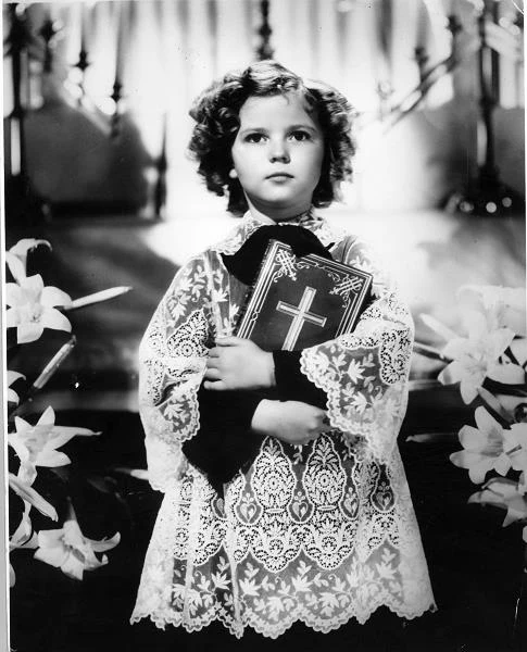 W 1934 roku Temple zagrała w swoim pierwszym ważnym filmie "Stand Up and Cheer". Obraz z miejsca stał się przebojem, a Shirley podpisała siedmioletni kontrakt z Fox Productions.