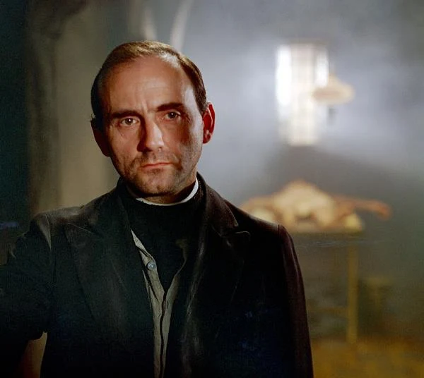 "Artysta wyprzedzający czas"; aktor, który "scala wirtuozerski warsztat, dyscyplinę formy z emocjonalnym wyzwaniem, mistyczne uniesienie ze świadomością teatralnej iluzji"; "otwarty na eksperyment 'wieczny anarchista'" - tak napisano o Janie Peszku na stronie internetowej Starego Teatru w Krakowie, w którym pracuje (na zdjęciu - w filmie "Pismak" Wojciecha Jerzego Hasa).