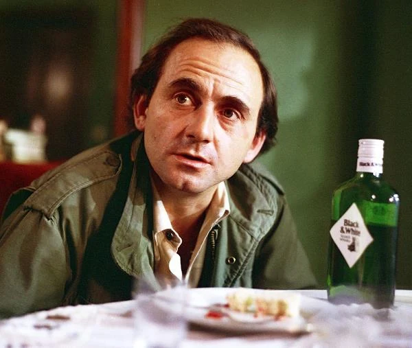 Peszek urodził się 13 lutego 1944 r. w Szreńsku na Mazowszu, dzieciństwo i lata młodości spędził w Andrychowie. W 1966 r. został absolwentem krakowskiej PWST. W tym samym roku przeprowadził się do Wrocławia, gdzie zadebiutował na scenie Teatru Polskiego. W teatrze tym pracował do 1975 r. W sezonie 1975-1979 był aktorem łódzkiego Teatru Nowego, a od 1979 do 1981 Teatru im. S. Jaracza (na zdjęciu w filmie "Bluszcz")