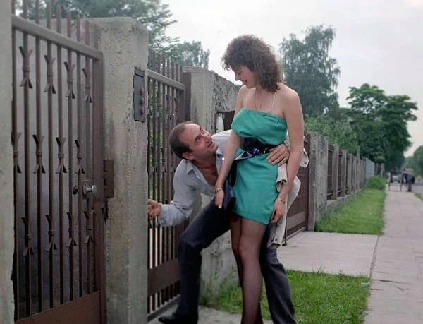 Jan Peszek ma na koncie występy w takich filmach, jak:"Trójkąt bermudzki"(1987) - na zdjęciu, "Łabędzi śpiew" Roberta Glińskiego (1988), "Korczak" Andrzeja Wajdy (1990), "Pożegnanie jesieni" Mariusza Trelińskiego (1990), "Ucieczka z kina Wolność" Wojciecha Marczewskiego (1990), "Ferdydurke" Jerzego Skolimowskiego (1991), czy "Spis cudzołożnic" Jerzego Stuhra (1994).