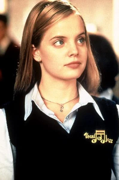 Zanim jednak Suvari można było oglądać nago w płatkach róż - tak m.in. wyobrażał ją sobie główny bohater "American Beaty", wystąpiła w kultowej dziś komedii "American Pie" (2001). Chyba nikt nie spodziewał się, że produkcja o perypetiach licealistów, którzy chcą zdobywać świat, lecz najpierw muszą pokonać barierę... dziewictwa, stanie się takim hitem i doczeka licznych sequeli. Nie tylko dla Suvari, ale także m.in. Jasona Biggsa czy Alyson Hannigan komedia braci Weitzów stała się przepustką do sławy. Zanim jednak Suvari można było oglądać nago w płatkach róż - tak m.in. wyobrażał ją sobie główny bohater "American Beaty", wystąpiła w kultowej dziś komedii "American Pie" (2001). Chyba nikt nie spodziewał się, że produkcja o perypetiach licealistów, którzy chcą zdobywać świat, lecz najpierw muszą pokonać barierę... dziewictwa, stanie się takim hitem i doczeka licznych sequeli. Nie tylko dla Suvari, ale także m.in. Jasona Biggsa czy Alyson Hannigan komedia braci Weitzów stała się przepustką do sławy.