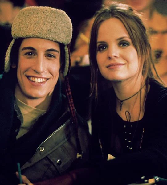 Trzeci film z wyrazem "American", w którym wystąpiła Mena Suvari w tamtym okresie, to "American Virgin", opatrzony w Polsce tytułem "Wirtualny seks" (2000). Trzeba przyznać, niezbyt udana produkcja. Podobnie zresztą jak "Frajer" (2001), komedia na planie której znów spotkała się ze znanym jej z "American Pie", Jasonem Biggsem. Przy okazji występu w filmie Amy Heckerling, aktorka zagrała również w promującym go teledysku grupy Wheatus "Teenage Dirtbag". Trzeci film z wyrazem "American", w którym wystąpiła Mena Suvari w tamtym okresie, to "American Virgin", opatrzony w Polsce tytułem "Wirtualny seks" (2000). Trzeba przyznać, niezbyt udana produkcja. Podobnie zresztą jak "Frajer" (2001), komedia na planie której znów spotkała się ze znanym jej z "American Pie", Jasonem Biggsem. Przy okazji występu w filmie Amy Heckerling, aktorka zagrała również w promującym go teledysku grupy Wheatus "Teenage Dirtbag".