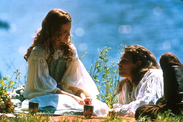 Suvari starała się wykorzystać szum medialny, jaki wytworzył się wokoł jej osoby po występach w "American Pie" i "American Beaty", a także fakt, że w 2000 roku zajęła 2. miejsce w rankingu "100 najseksowniejszych kobiet świata" jednego z męskich magazynów. Dlatego na początku trzeciego tysiąclecia często mogliśmy ją oglądać na ekranach kin. Wystąpiła wówczas m.in. w kostiumowym obrazie "D'Artagnan" (2001), gdzie zagrała ukochaną tytułowego bohatera, w którego wcielał się Justin Chambers. Suvari starała się wykorzystać szum medialny, jaki wytworzył się wokoł jej osoby po występach w "American Pie" i "American Beaty", a także fakt, że w 2000 roku zajęła 2. miejsce w rankingu "100 najseksowniejszych kobiet świata" jednego z męskich magazynów. Dlatego na początku trzeciego tysiąclecia często mogliśmy ją oglądać na ekranach kin. Wystąpiła wówczas m.in. w kostiumowym obrazie "D'Artagnan" (2001), gdzie zagrała ukochaną tytułowego bohatera, w którego wcielał się Justin Chambers.