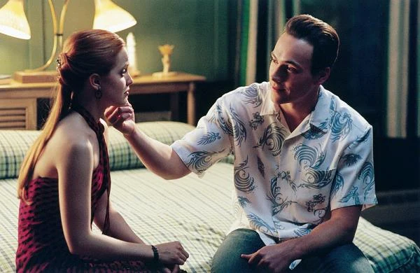 Sukes komercyjny "American Pie" spowodował, że zaledwie dwa lata po premierze filmu w kinach pojawiła się jego kontynuacja. Suvari, podobnie jak wszystkie inne gwiazdy "jedynki", powtórzyła swoją rolę. Znów była naiwną Heather, która stara się kontynuować związek z przystojnym i popularnym "Ozem" (Chris Klein). Sukes komercyjny "American Pie" spowodował, że zaledwie dwa lata po premierze filmu w kinach pojawiła się jego kontynuacja. Suvari, podobnie jak wszystkie inne gwiazdy "jedynki", powtórzyła swoją rolę. Znów była naiwną Heather, która stara się kontynuować związek z przystojnym i popularnym "Ozem" (Chris Klein).