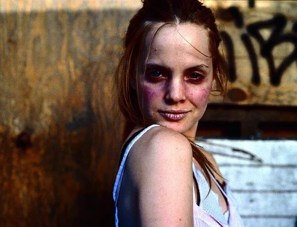 Natomiast w komediodramacie "Spun" (2002) mogliśmy oglądać zupełnie inna Menę Suvari niż dotychczas. Piękna nastolatka zmieniła się w obleśną ćpunkę, a wszystko dlatego, że produkcja była historią kilku młodych osób uzależnionych od narkotyków. Natomiast w komediodramacie "Spun" (2002) mogliśmy oglądać zupełnie inna Menę Suvari niż dotychczas. Piękna nastolatka zmieniła się w obleśną ćpunkę, a wszystko dlatego, że produkcja była historią kilku młodych osób uzależnionych od narkotyków.