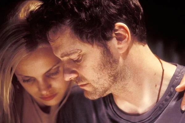 Próbą zerwania z dotychczasowym wizerunkiem był też dla Suvari występ w thrillerze "Trauma" (2004). Wcieliła się w uroczą sąsiadkę głównego bohatera (Colin Firth), który stracił żonę w wypadku samochodowym i stara się dojść do siebie po tej tragedii. Próbą zerwania z dotychczasowym wizerunkiem był też dla Suvari występ w thrillerze "Trauma" (2004). Wcieliła się w uroczą sąsiadkę głównego bohatera (Colin Firth), który stracił żonę w wypadku samochodowym i stara się dojść do siebie po tej tragedii.