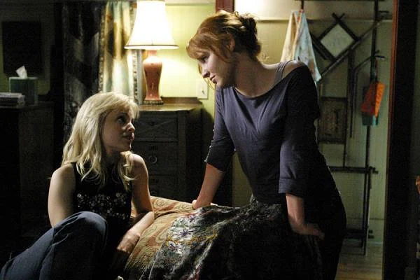 Niewiele osób wie, że Suvari wystąpiła również w kultowym serialu "Sześć stóp pod ziemią", wcielając się w nim w bliską koleżankę jednej z głównych bohaterek, Claire Fisher (Lauren Ambrose). Niewiele osób wie, że Suvari wystąpiła również w kultowym serialu "Sześć stóp pod ziemią", wcielając się w nim w bliską koleżankę jednej z głównych bohaterek, Claire Fisher (Lauren Ambrose).