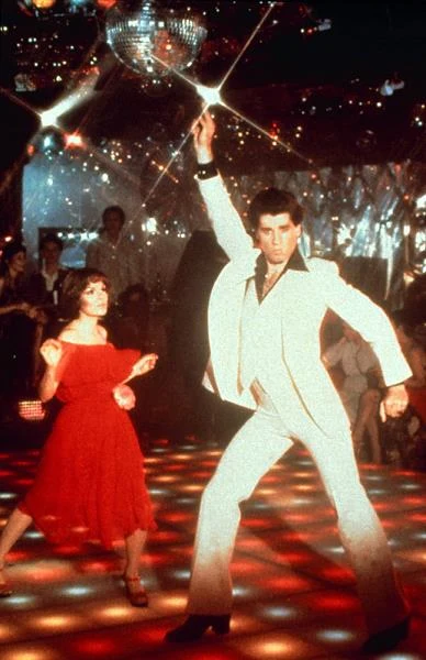 Punktem zwrotnym w karierze Travolty okazał się jednak 1977 rok i rola Tony'ego Manero w "Gorączce sobotniej nocy", która przyniosła mu nominację do Oscara. Choć nie otrzymał nagrody, przeszedł do historii jako najmłodszy (miał wtedy zaledwie 24 lata) nominowany w swojej kategorii. Niemalże z dnia na dzień stał się gwiazdą, a także międzynarodowym symbolem seksu. Po latach przyzna, że "sukces uczynił okres między 25. a 35. rokiem życia bardzo trudnym".