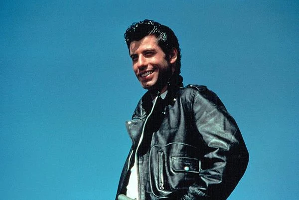 Koniec lat 70. to także kultowy musical "Grease", w którym Travolta, u boku Olivii Newton-John, wcielił się w postać Danny'ego Zuko. Film odniósł gigantyczny sukces - bardziej kasowe w tamtym okresie były jedynie "Szczęki" i "Gwiezdne wojny", after-party po premierze odbyło się w legendarnym Studio 54, a zamykający musical utwór "You're The One That I Want" był hitem przez wiele kolejnych lat.