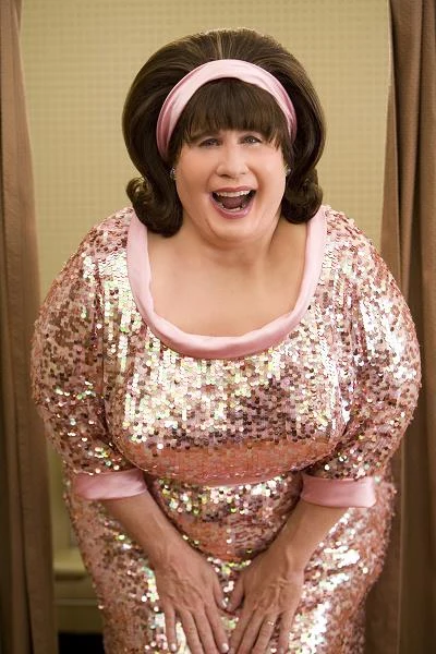 Wyjątek wśród średnich tytułów stanowiła rola Edny Turnblad w remake'u "Lakieru do włosów", ciepło przyjętym zarówno przez publiczność, jak i krytyków (Travolta po raz kolejny nominowany był do Złotego Globu) - fot. Galapagos Film