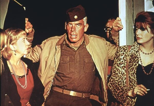 Dwa lata później Lee Marvin wcielił się w postać majora Reismana w osadzonym w czasie II wojny filmie "Parszywa dwunastka" (reż. Robert Aldrich). Zagrał dowódcę, który ma przygotować i poprowadzić oddział amerykańskich żołnierzy, których celem jest zlikwidowanie ważnych niemieckich oficerów.